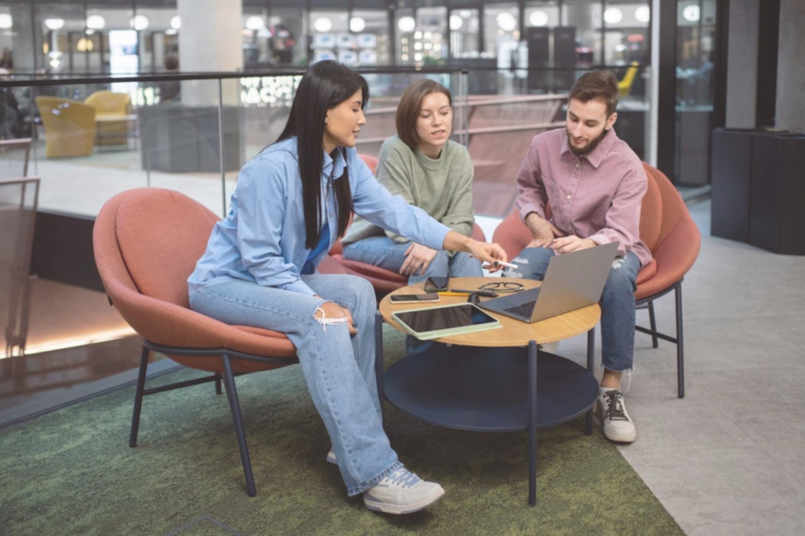Estudiantes analizando datos financieros en equipo